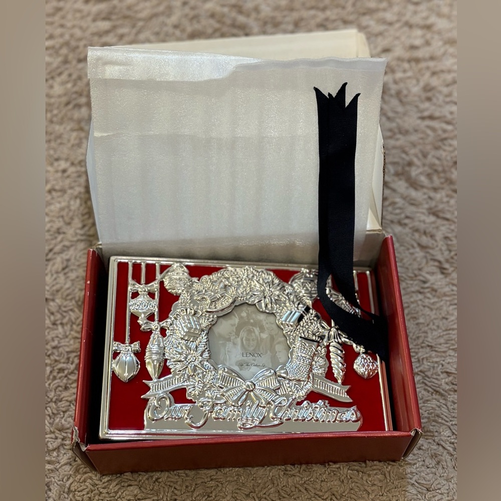 "New" LENOX "OUR FAMILY" CHRISTMAS PHOTO ALBUM